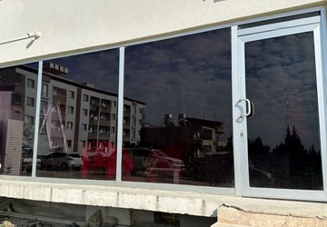 MKÜ GİRİŞİNE YAKIN GENİŞ, GÜNEY CEPHELİ SİYAH CAM