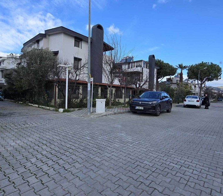 Kuşadası Karaova Mevkiinde Yenilenmiş Satılık 5+1 Bakımlı Yazlık