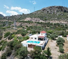 Girne Ciglos bölgesinde harika manzaralı 4+1 villa!