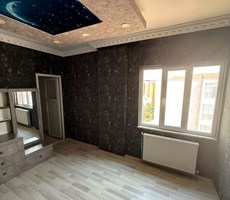 EMLAK 72 DEN; YAŞAM HASTANESİ ARKA SOKAĞINDA,HAMİDİLER CADDESİ ÜZERİNDE SATILIK 3+1 DAİRE