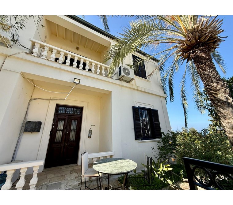 Büyüleyici Bellapais’in Eşiğinde, Zamansız Zarafetle Yenilenmiş Ev!!!