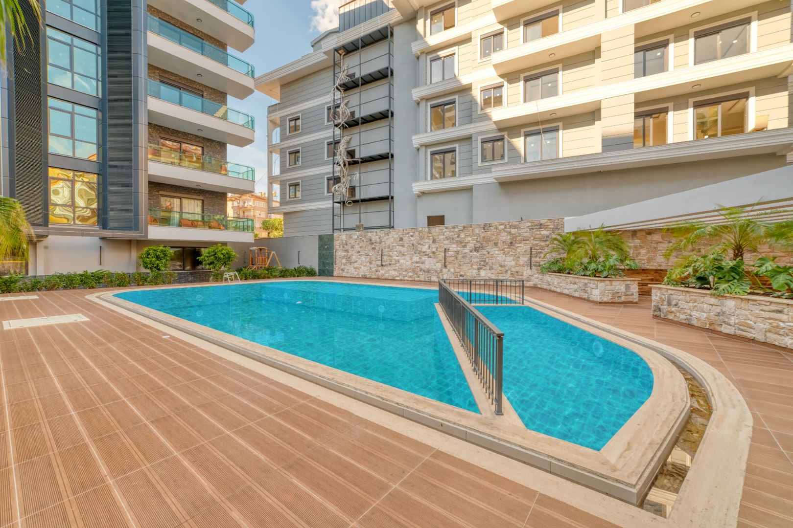 ALANYA GÜLLERPINARI’NDA MERKEZİ KONUMDA ULTRA LÜKS EŞYALI 2+1 SATILIK DAİRE · 16 · Fotoğraflar