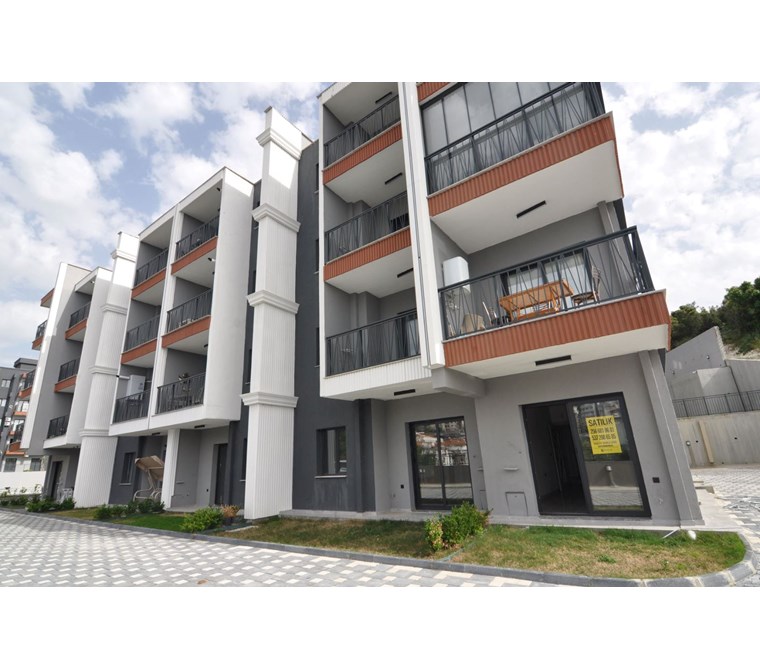 Kuşadası Ege Mah. Havuzlu Site İçerisinde Sıfır Lüks Satılık 1+1 Daire