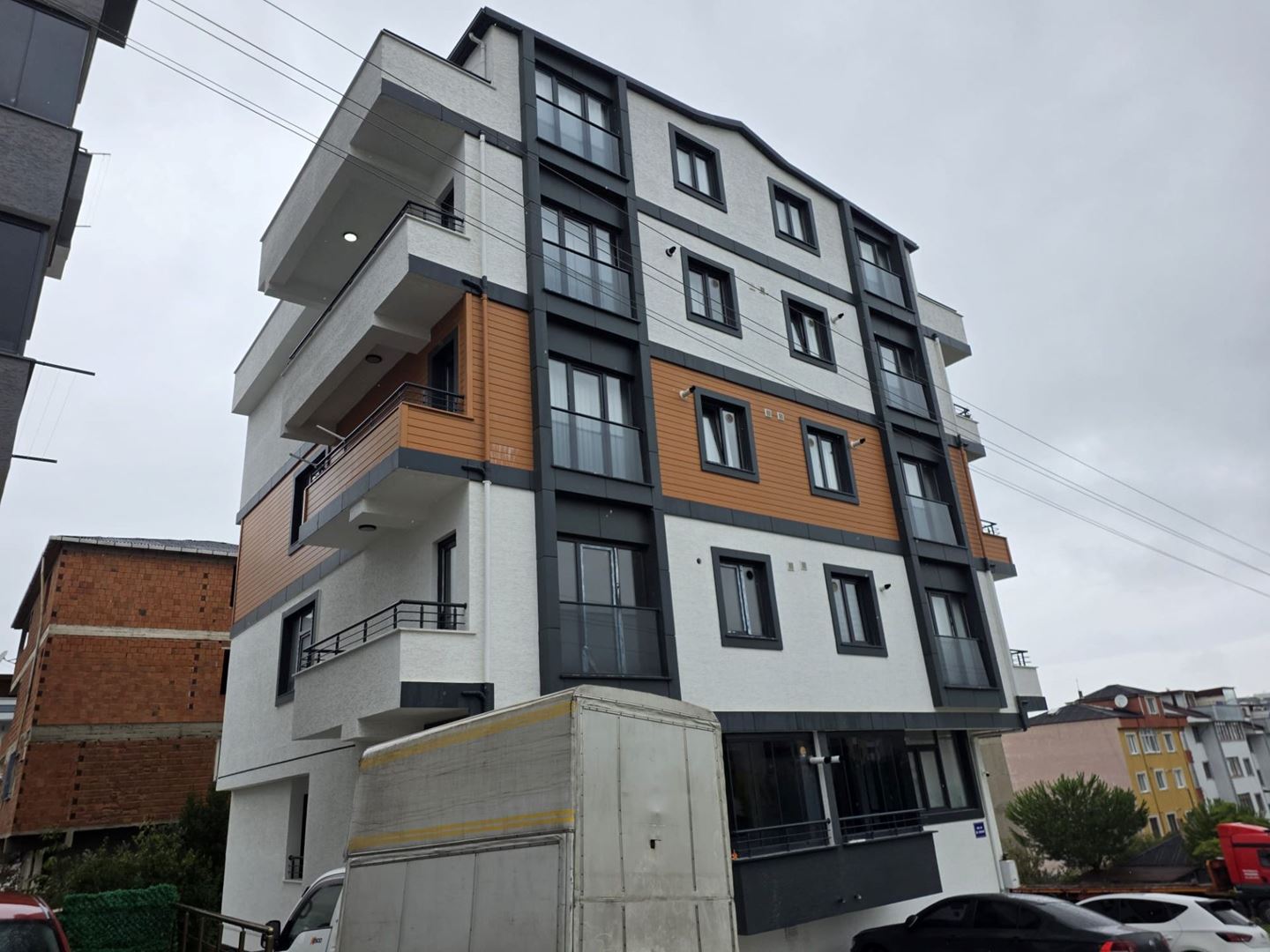 ÇAYIROVA EMEK MAHALLESİNDE MERKEZİ KONUMDA SATILIK 2+1 DAİRE
