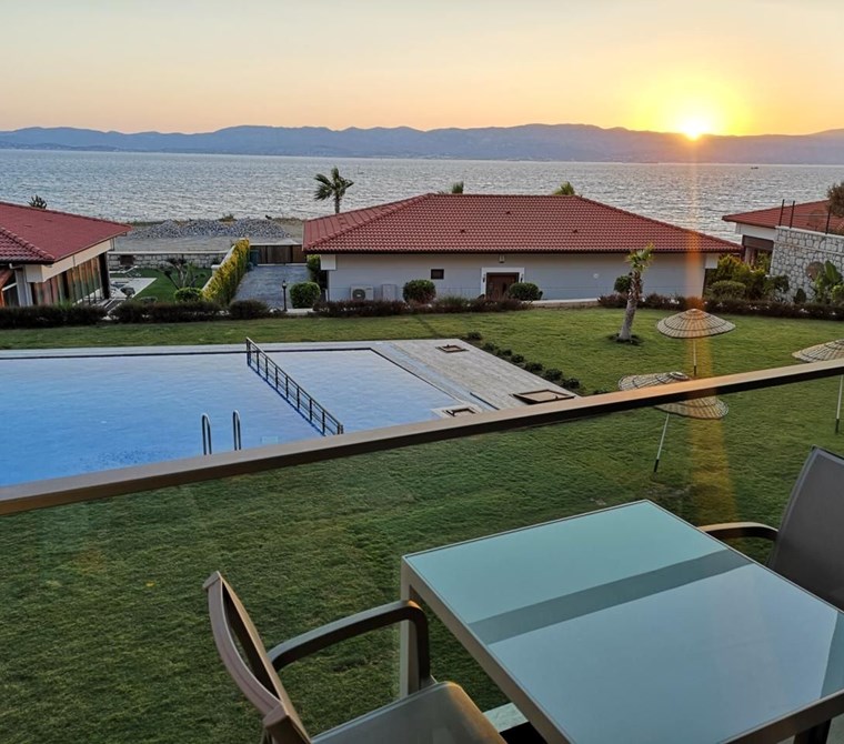  İzmir Çeşme Ayasaranda Denize Sıfır Havuzlu Sitede Satılık Rezidans Daire