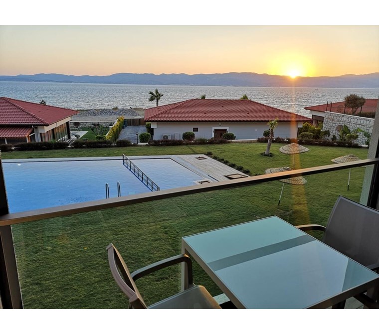  İzmir Çeşme Ayasaranda Denize Sıfır Havuzlu Sitede Satılık Rezidans Daire