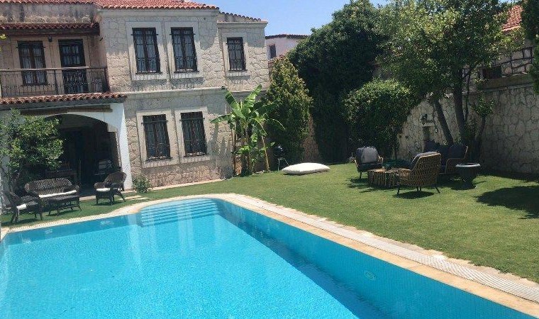 İzmir Çeşme Alaçatı Müstakil Havuzlu Satılık Villa