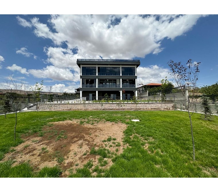 AKDAMAR_ Erkilet'de Panoramik Şehir Manzaralı 3 Katlı Malikane !