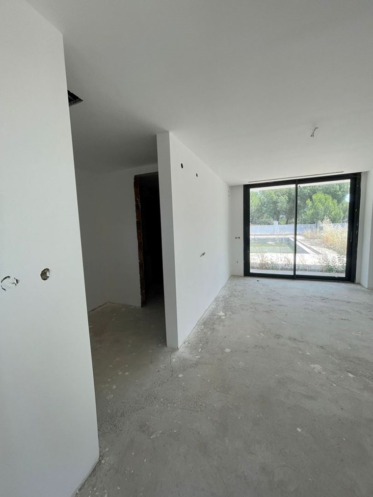 İzmir Menderes Küner'de Natamam Müstakil Ev ve 2000m2 Arsa