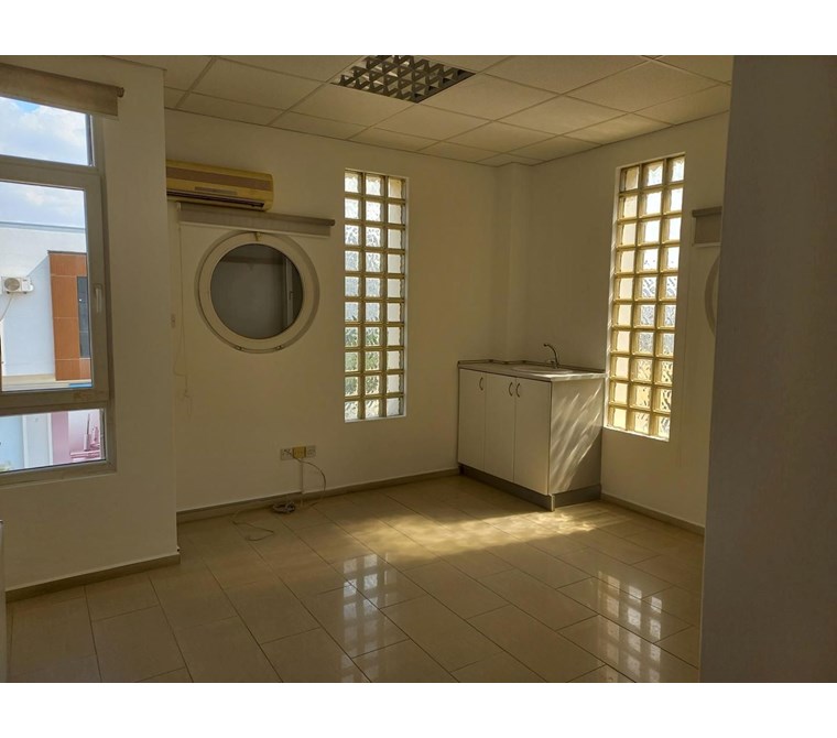  LEFKOŞA YENİKENT BÖLGESİNDE TİCARİ İZİNLİ KİRALIK 1000 M2 TOPLAMDA 7 ODALI OFİS AYLIK £1.200 DEN