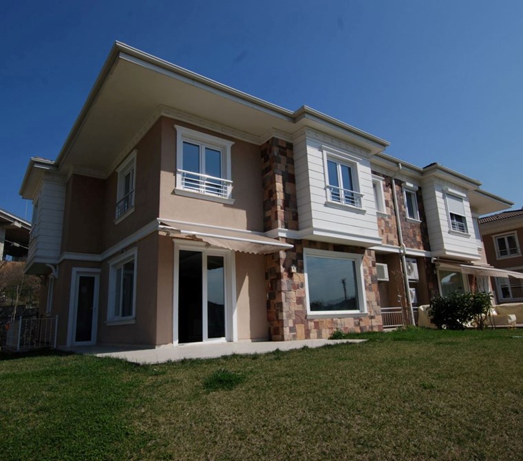 Uskumruköy Elit Site'de Şerefiyesi Yüksek Satılık İkiz Villa