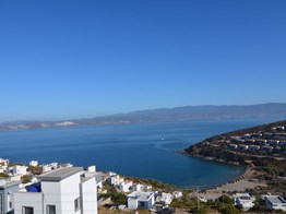 Milas Boğaziçin'de deniz manzaralı havuzlu Tripleks villa