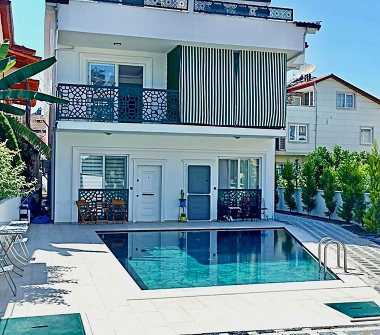 Foça’da Ortak Havuzlu 3+1 Dubleks – Butik Site İçinde – Eşyasız
