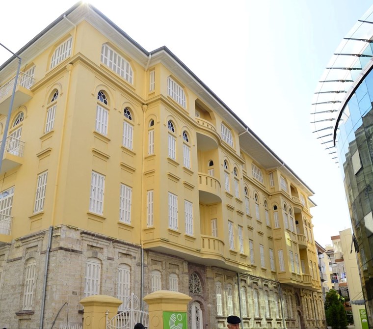 Konak Güzelyalı Göztepe Anadolu Apartmanında 175m2 Kiralık Daire