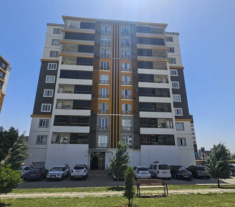 EMLAK 72 DEN HASANKEYF YOLU ÜZERİ SİTE İÇERİSİNDE (3.5+1) SATILIK LÜKS DAİRE