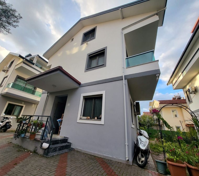 Fethiye Akarca Mahallesi’nde Satılık Geniş ve Ferah 6+1 Tripleks Villa – Asansörlü