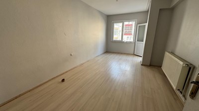ZEYTİNBURNU YENİDOĞAN'DA CADDE ÜZERİ SATILIK DAİRE