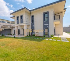 GENİŞ BAHÇELİ VE HAVUZLU, MÜSTAKİL LÜSK 6+1 SATILIK MALİKANE
