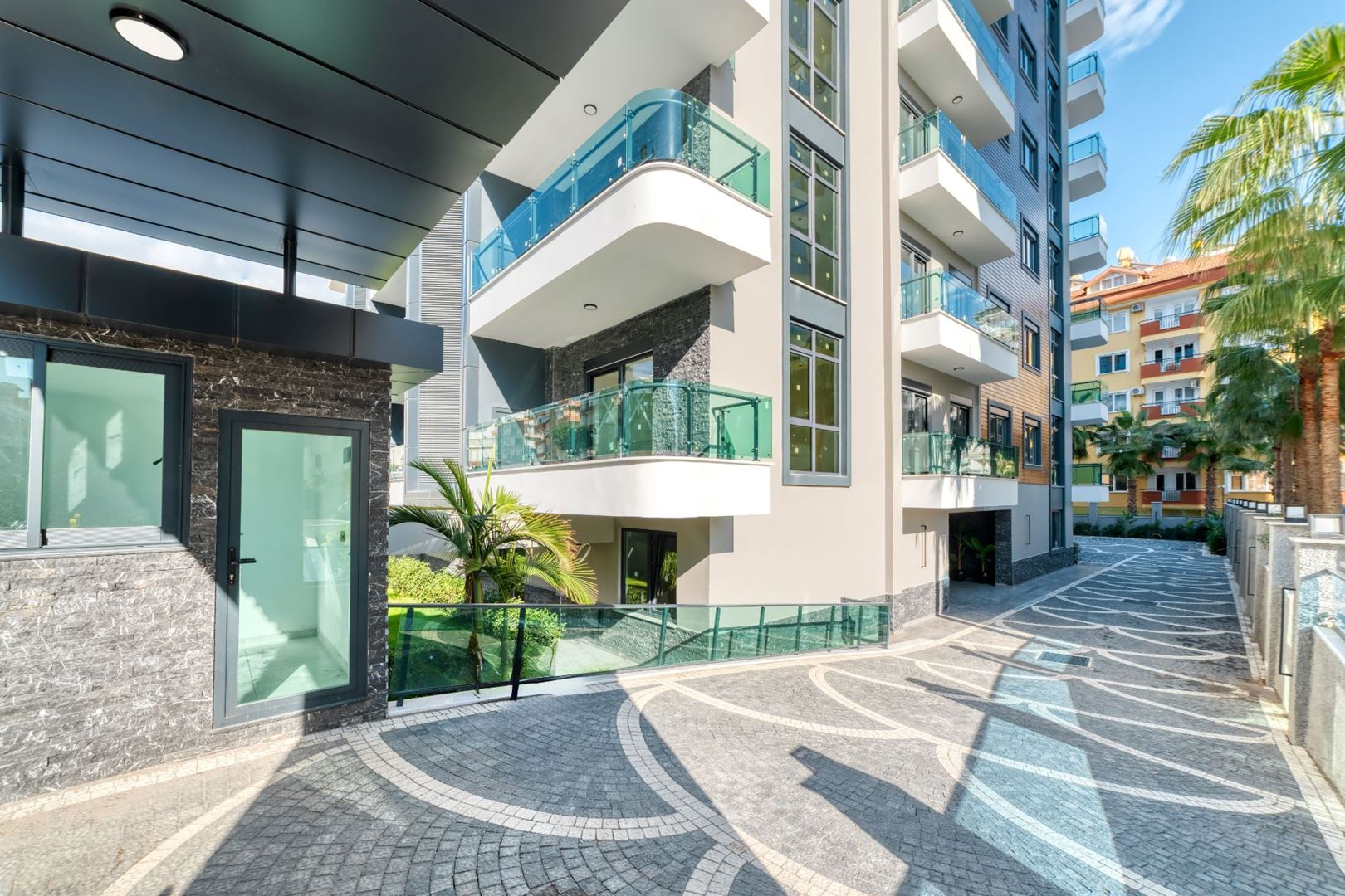 ALANYA GÜLLERPINARI’NDA MERKEZİ KONUMDA ULTRA LÜKS EŞYALI 2+1 SATILIK DAİRE · 12 · Fotoğraflar