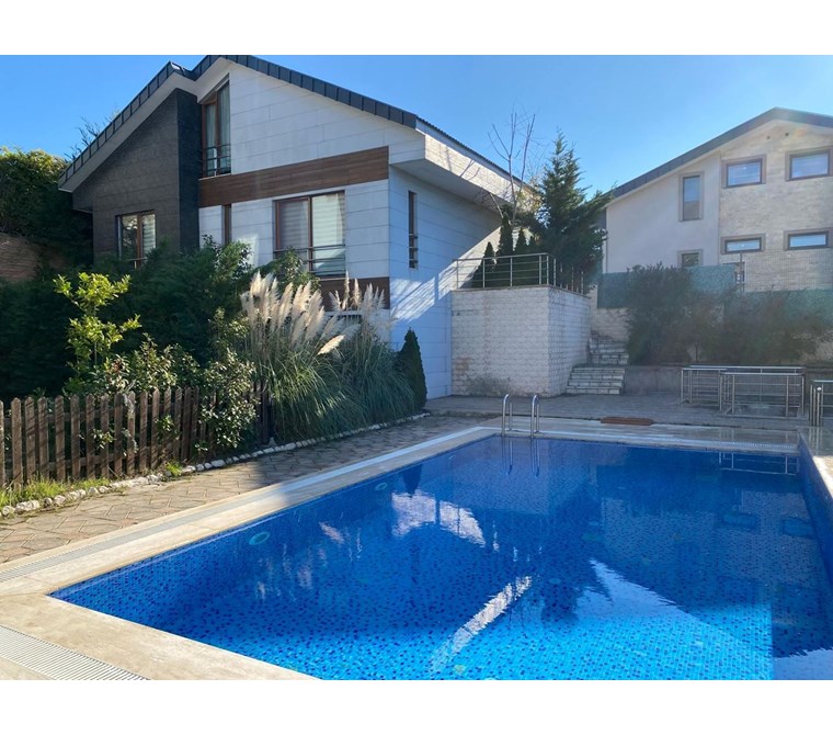 Uskumruköy'de Şerefiyesi Yüksek, Bahçeli Müstakil Villa