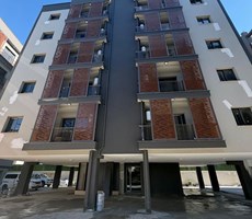Girne'de tam şehrin merkezin site içinde, kapalı garajı bulunan 2+1 daire
