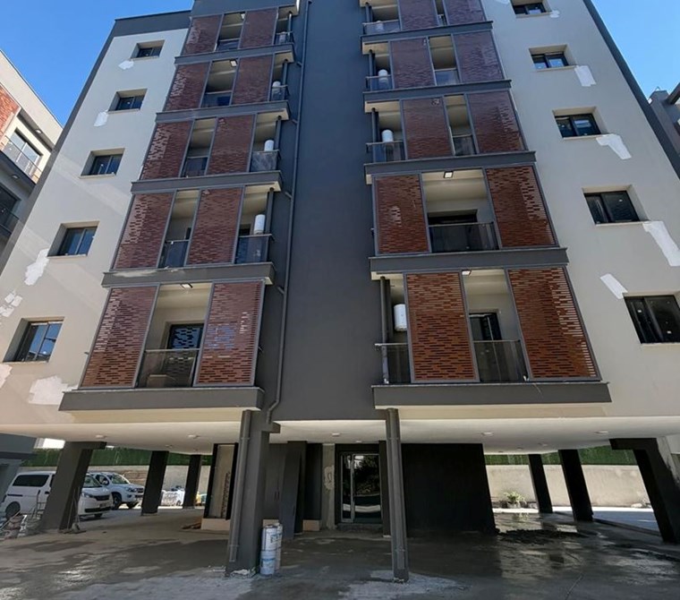Girne'de tam şehrin merkezin site içinde, kapalı garajı bulunan 2+1 daire