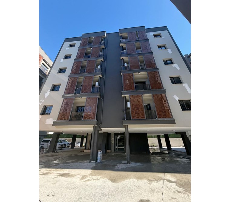 Girne'de tam şehrin merkezin site içinde, kapalı garajı bulunan 2+1 daire