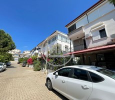 DİDİM ALTINKUM SAHİL SİTESİNDE DENİZE YAKIN 3+1 GENİŞ TERASLI TRİPLEKS EŞYALI VİLLA