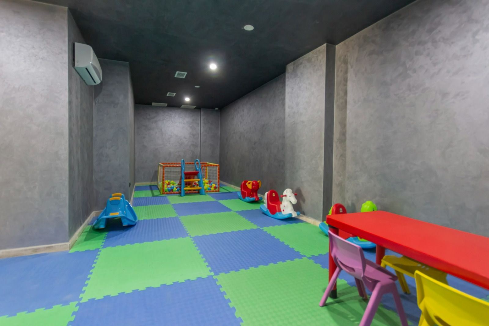 ALANYA MAHMUTLAR’DA DENİZE 650 M LÜKS KOMPLEKSTE 1+1 DAİRE