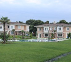 Uskumruköy'de özel mimari dekorasyonlu 6+1 satılık villa