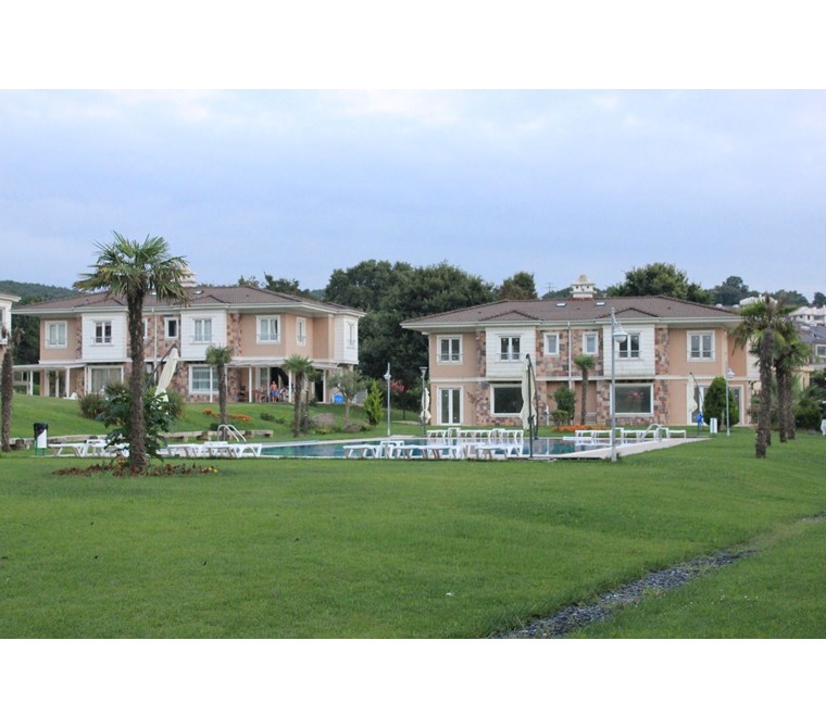 Uskumruköy'de özel mimari dekorasyonlu 6+1 satılık villa