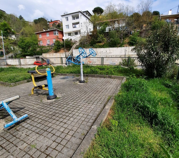 SARIYER KOCATAŞ MAHALLESİNDE SATILIK 3 KATLI BİNA