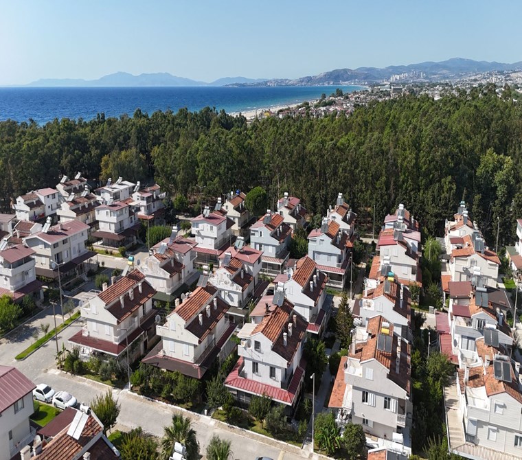 SEVGİ PLAJINDA SİTE İÇİNDE MÜSTAKİL 4+1 TRİPLEX SATILIK VİLLA