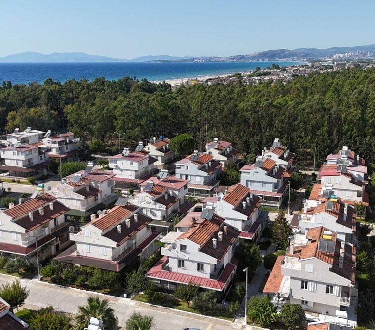 SEVGİ PLAJINDA SİTE İÇİNDE MÜSTAKİL 4+1 TRİPLEX SATILIK VİLLA