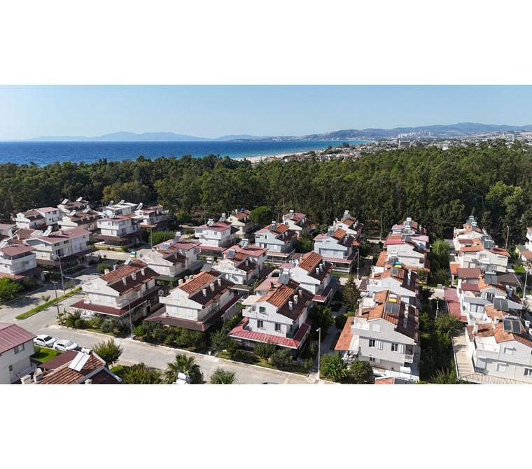 SEVGİ PLAJINDA SİTE İÇİNDE MÜSTAKİL 4+1 TRİPLEX SATILIK VİLLA