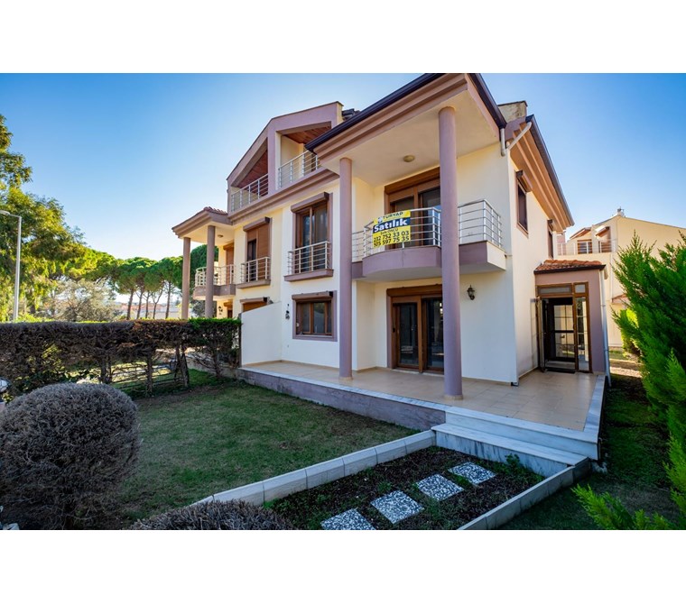 Urla çeşmealtı satılık villa site içerisinde 5+1 tripleks villa