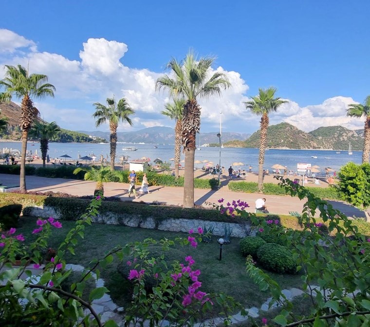 MARMARİS İÇMELERDE ÖZEL PLAJLI DENİZE SIFIR SİTEDE VİLLA