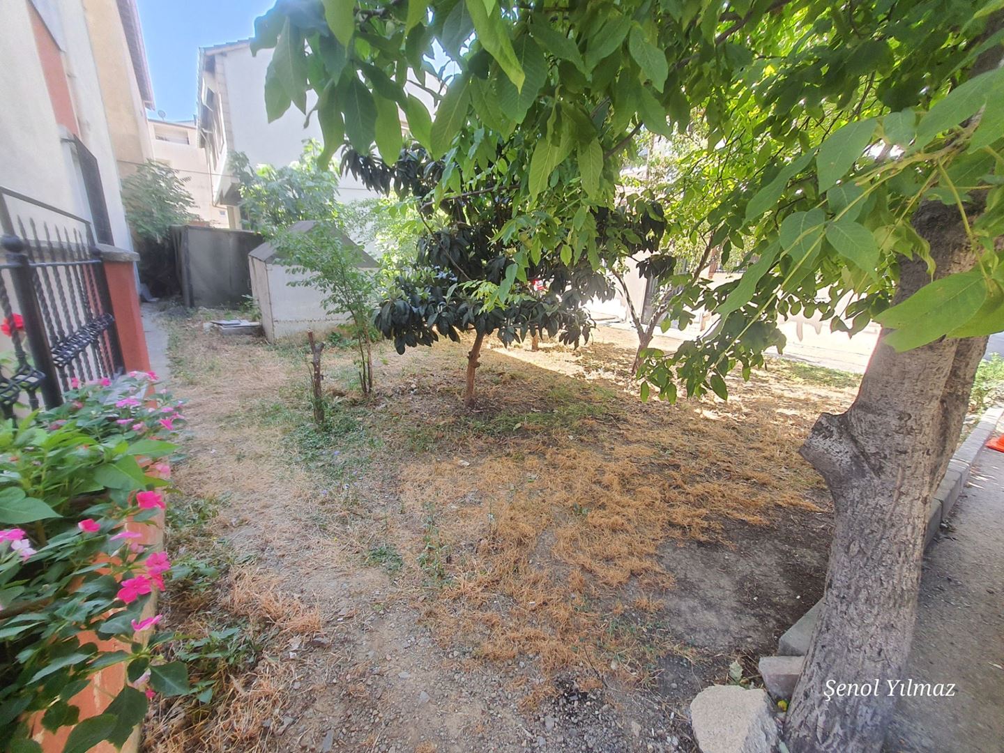 ŞENER GYD'DEN BAĞDAT CADDESİNE 1 DK. MESAFEDE SATILIK ARSA
