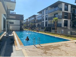 DAVUTLAR'DA MİLLİ PARK CAD.ÜZERİNDE HAVUZLU SİTEDE 3+1 DAİRELER