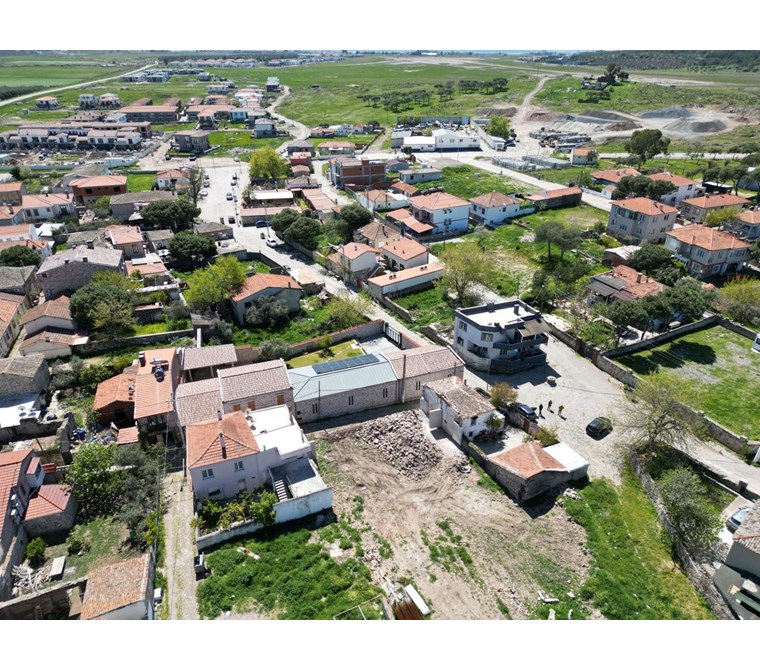 ALTIN EMLAKTAN AYVALIK KÜÇÜKKÖYDE SATILIK KÖYİÇİ 343 M2 ARSA