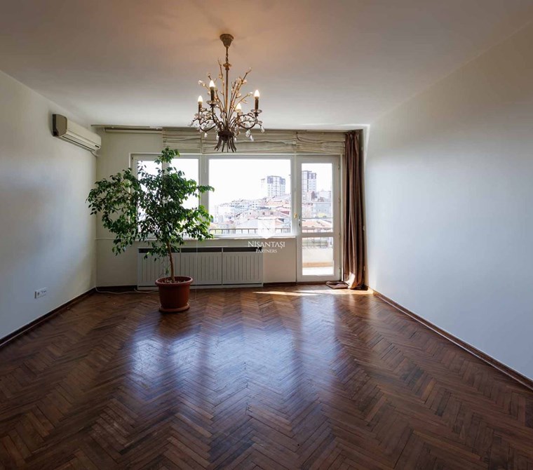 Bosphorus-View Balcony Apartment on Avukat Süreyya Ağaoğlu Street, Teşvikiye
