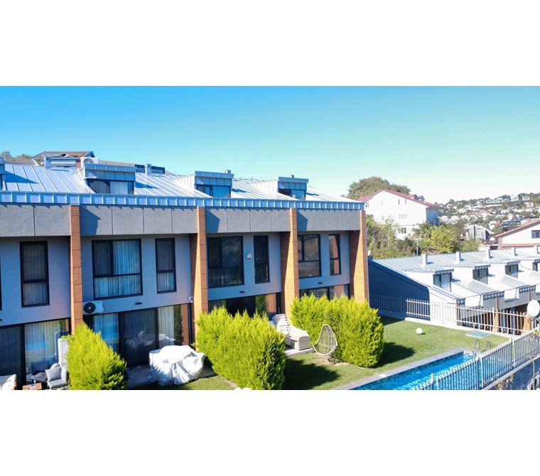 Zekeriyaköy'de site içerisinde havuzlu 4+1 köşe villa