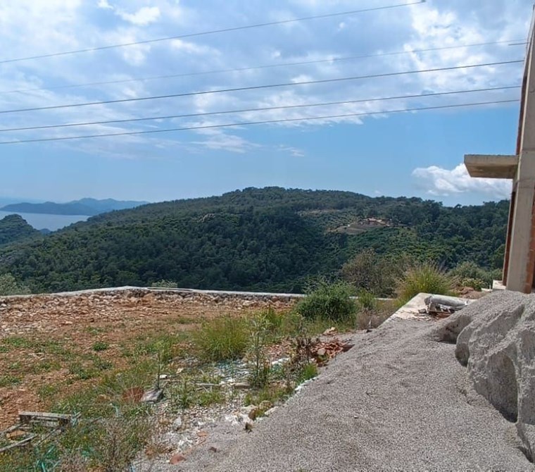 Fethiye gökceovacıkta 5000m2 arazi içerisinde 400m2 natamam bina