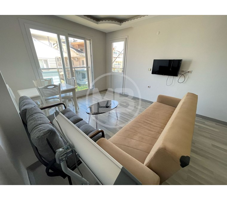 DİDİM' DE MERKEZİ KONUMDA BÜYÜK BALKONLU ÖN CEPHE 1+1 DAİRE