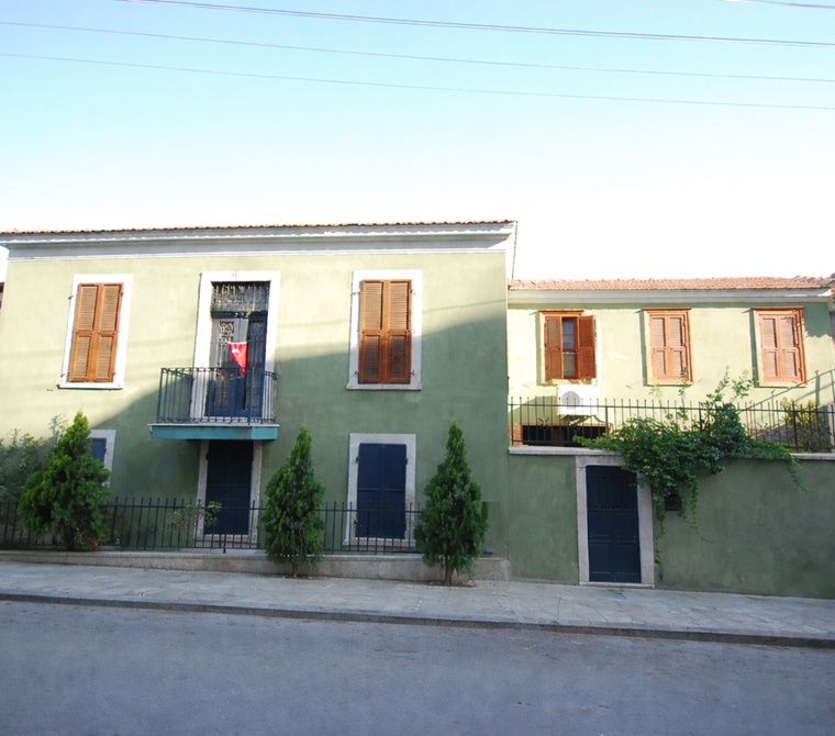 Well-maintained historic mansion/stone house for sale in Küçükyalı Bridge area, 5+2 rooms.