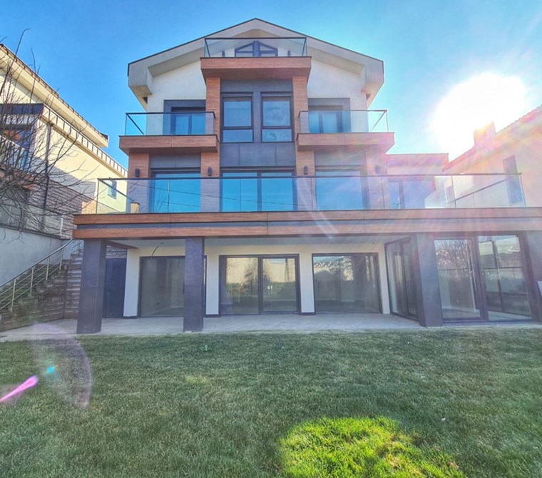 ZEKERİYAKÖY’DE HAVUZLU SİTEDE 430m2 4+2 MÜSTAKİL VİLLA