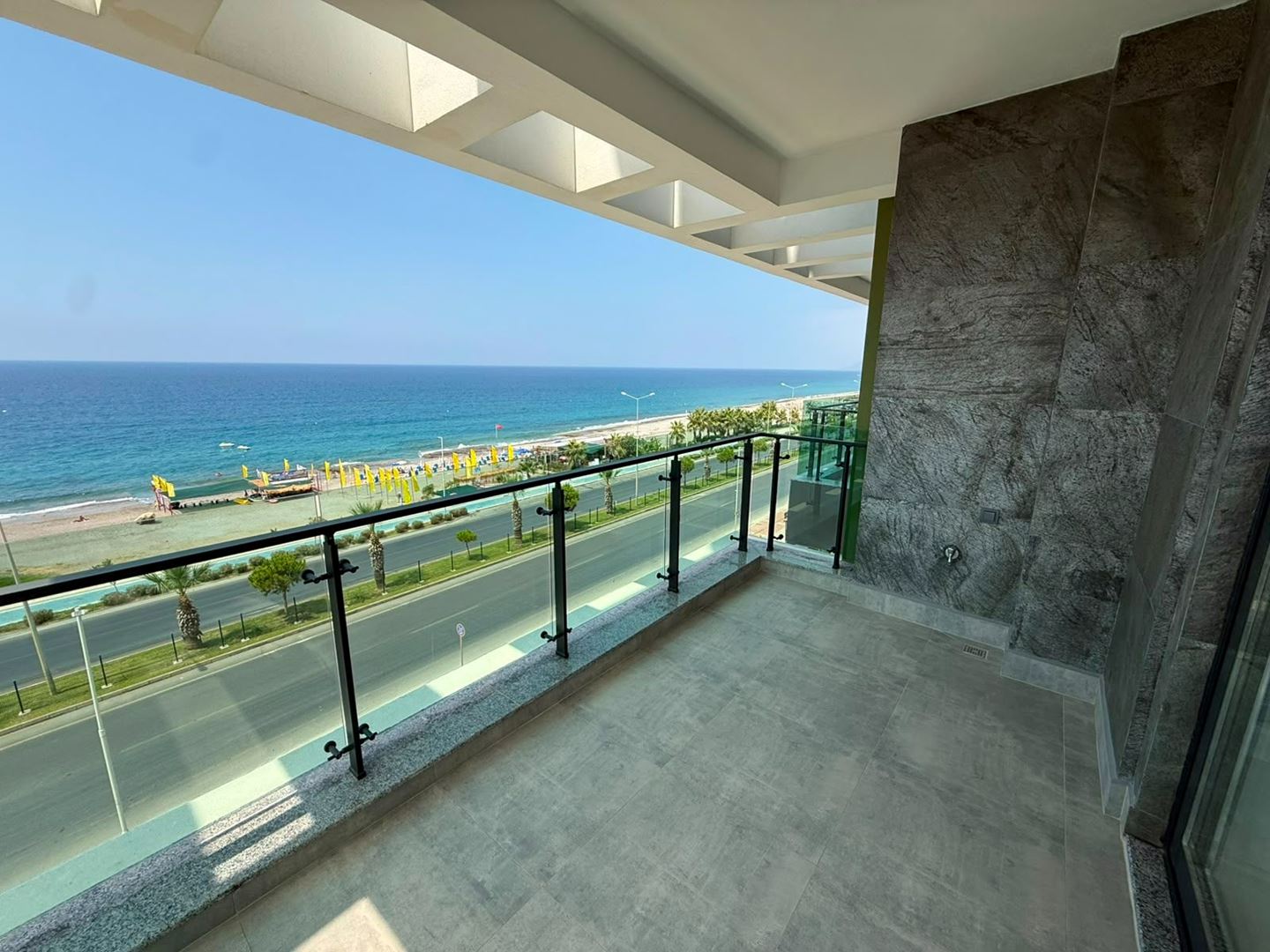 ALANYA MAHMUTLAR’DA DENİZE SIFIR ÖN CEPHE PANORAMİK DENİZ MANZARALI 2+1 DAİRE