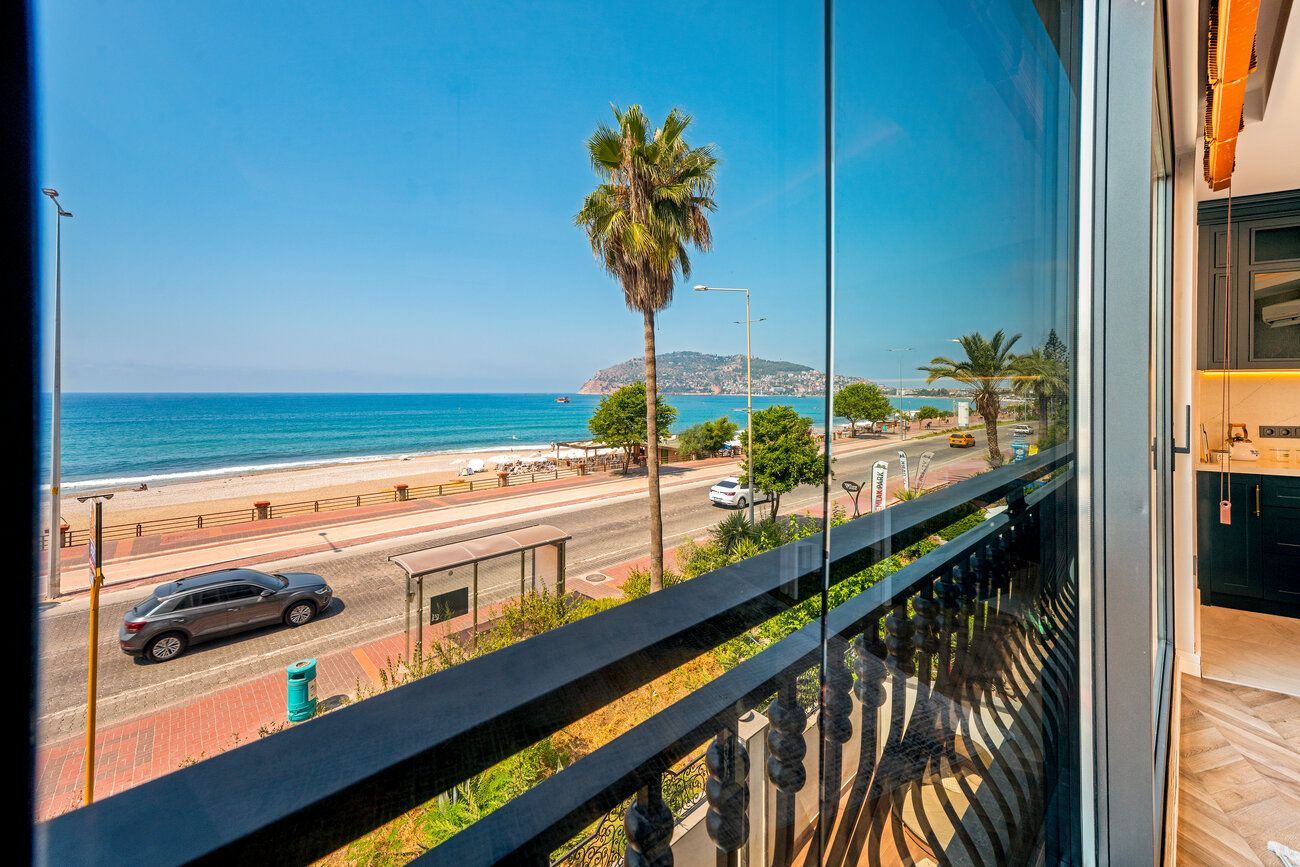 FULLY FURNISHED 3+1 SEAFRONT APARTMENT FOR SALE WITH SEA VIEW IN ALANYA CENTER · 12 · Photos