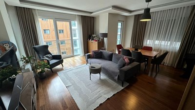 Caddebostan Sahil Plaj Yolunca Köşe Binada Balkonlu