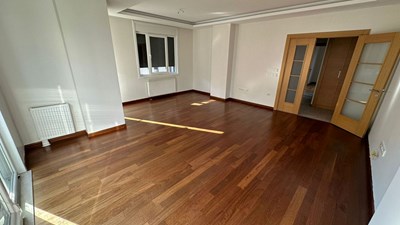 Caddebostan Sahil Plaj Yolunca Köşe Binada Balkonlu